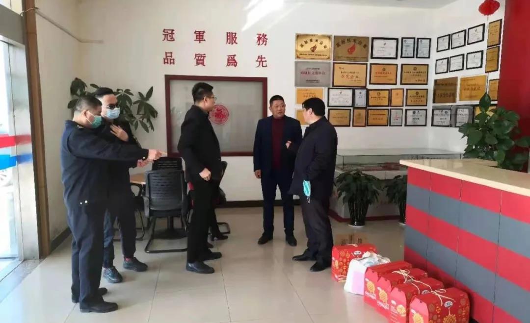 黃橋街道領導到冠科工業(yè)走訪慰問，為留蘇員工送來新春祝福